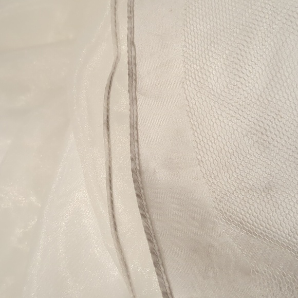 Stunning Allure Bridals Ivory Wedding Dress Size 4 - Picture 9 of 13